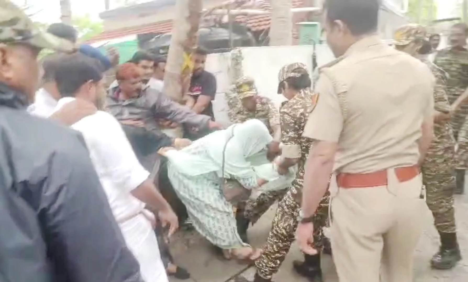 കവരത്തി ദ്വീപിൽ തെങ്ങ് മുറിച്ചുനീക്കൽ: പ്രതിഷേധിച്ചവരെ അറസ്റ്റ് ചെയ്ത് നീക്കി