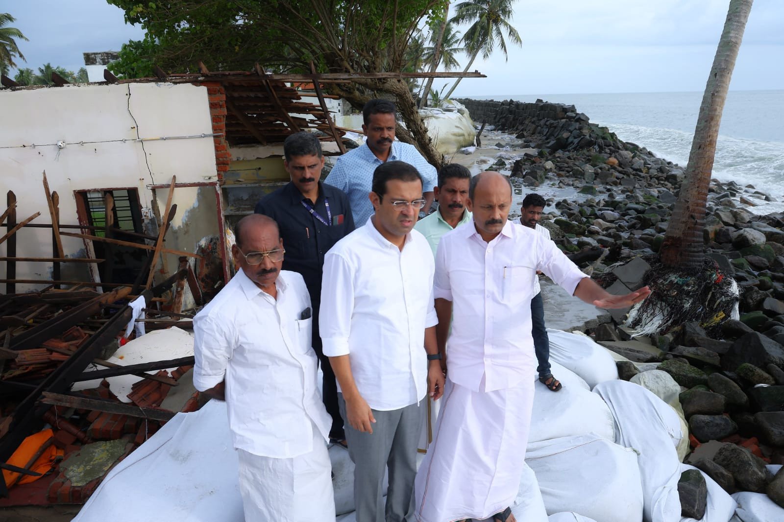മഴക്കെടുതി; ദുരന്ത ബാധിത പ്രദേശങ്ങൾ സന്ദർശിച്ച് മന്ത്രി റോജി.എം.ജോൺ