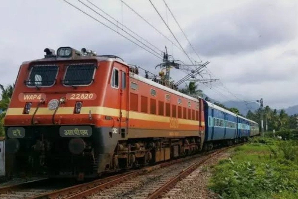 ട്രൈനുകൾ വൈകുന്നു യാത്രക്കാർ ദുരിതത്തിൽ