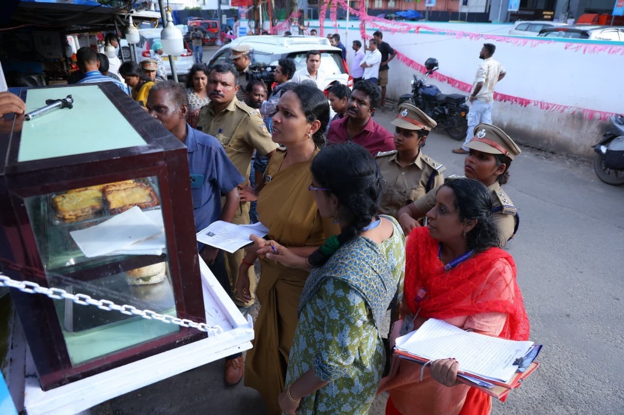 കൊച്ചി നഗരസഭ പ്രദേശത്ത് തട്ടുകടകൾ, വഴിയോര ഭക്ഷണശാലകൾ എന്നിവ കേന്ദ്രീകരിച്ച് മിന്നൽ പരിശോധന