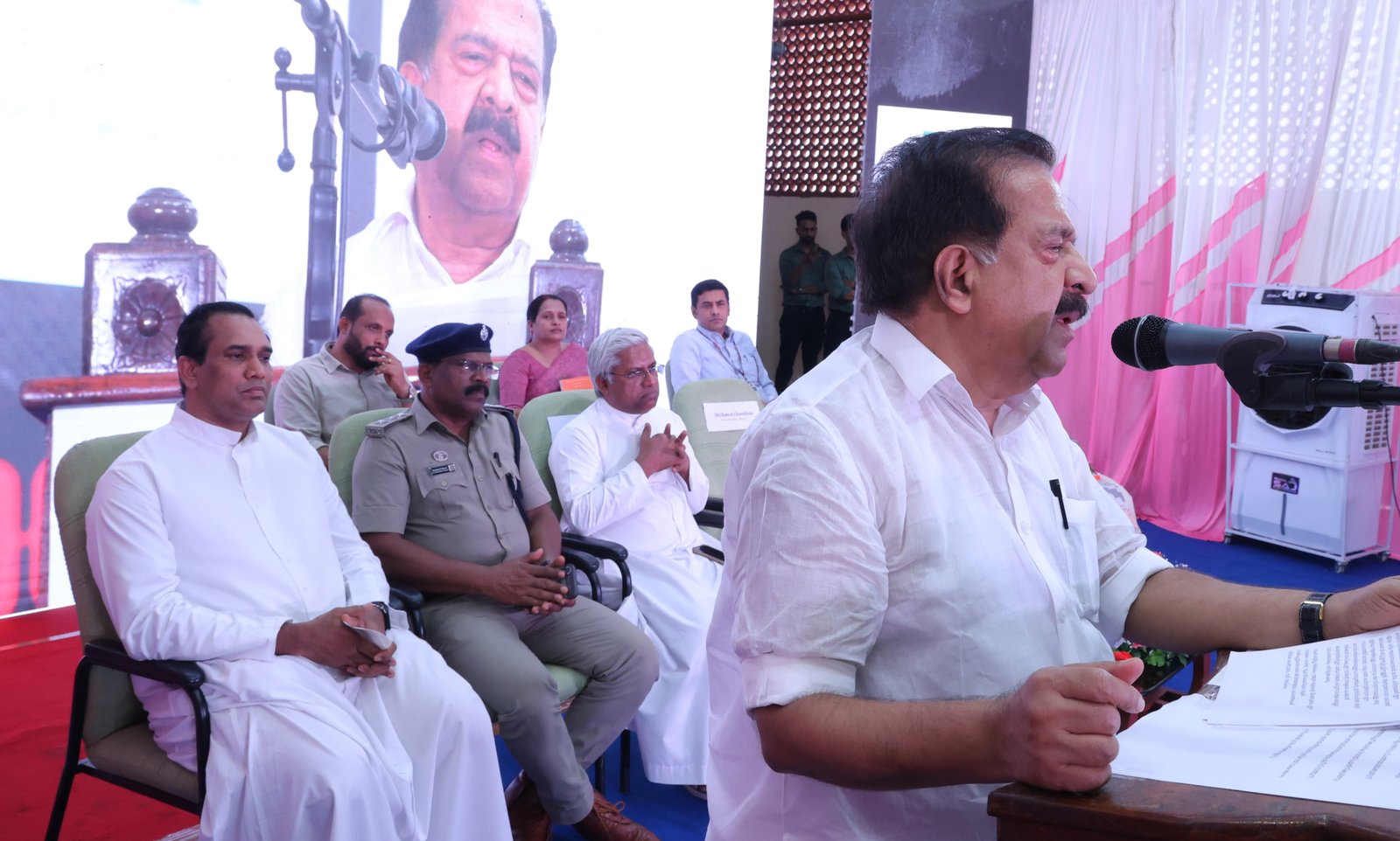 ലഹരിക്കെതിരെ 'ഓപ്പറേഷൻ തൂഫാൻ അന്താരാഷ്ട്ര മാഫിയയെ തകർക്കാൻ മാസ് ആക്ഷനുമായി കേരള പോലീസ്