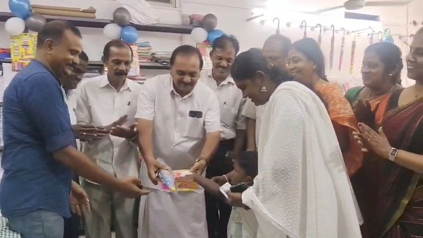 കളമശ്ശേരി സർവീസ് സഹകരണ ബാങ്ക് സ്കൂൾ മാർക്കറ്റ് ആരംഭിച്ചു.