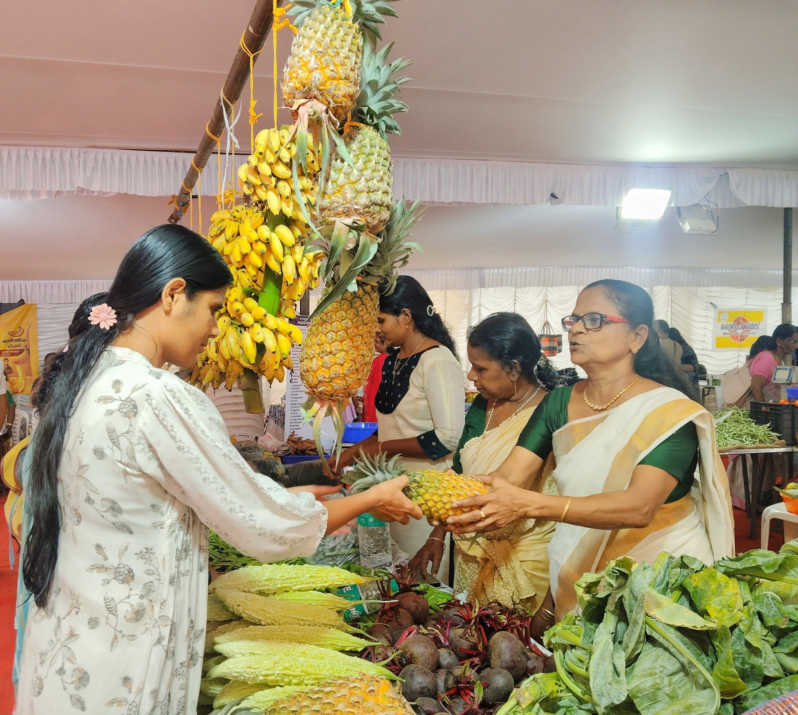 കുടുംബശ്രീ ഉൽപന്നങ്ങളുമായി ചോറ്റാനിക്കരയിൽ ഓണവിപണിക്ക് തുടക്കം