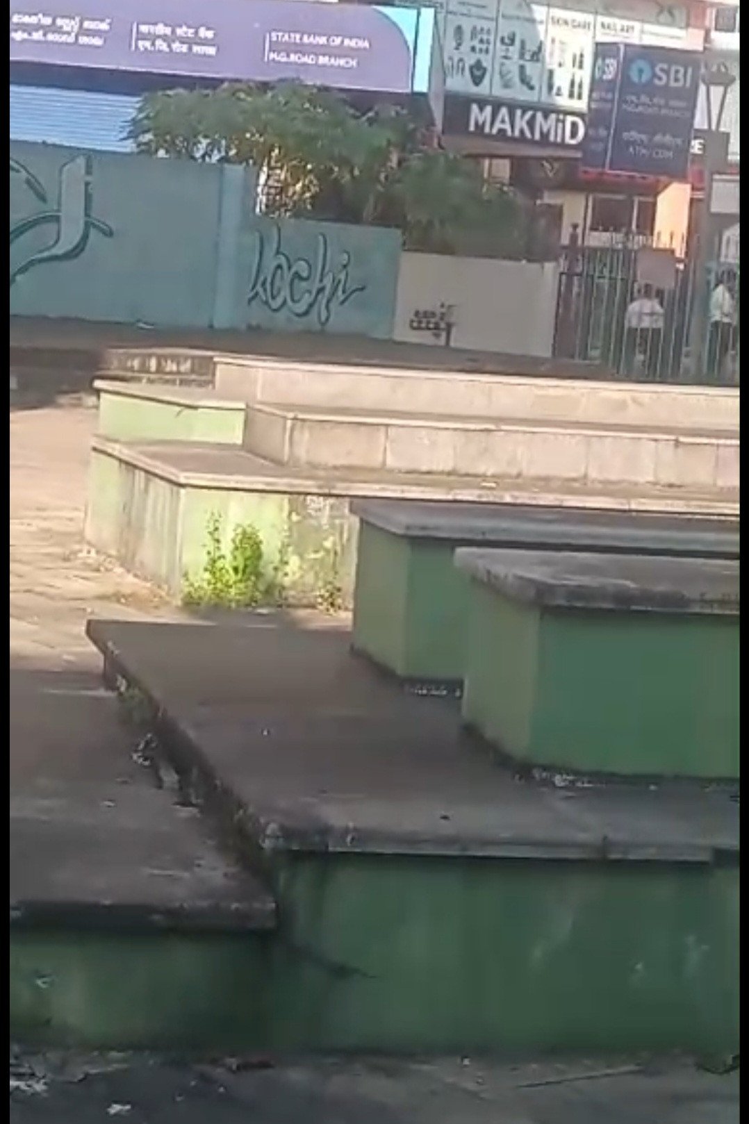കെ എം ആർ എൽ സ്വകാര്യ പാർക്കിംഗ് ഒഴിപ്പിച്ചു
