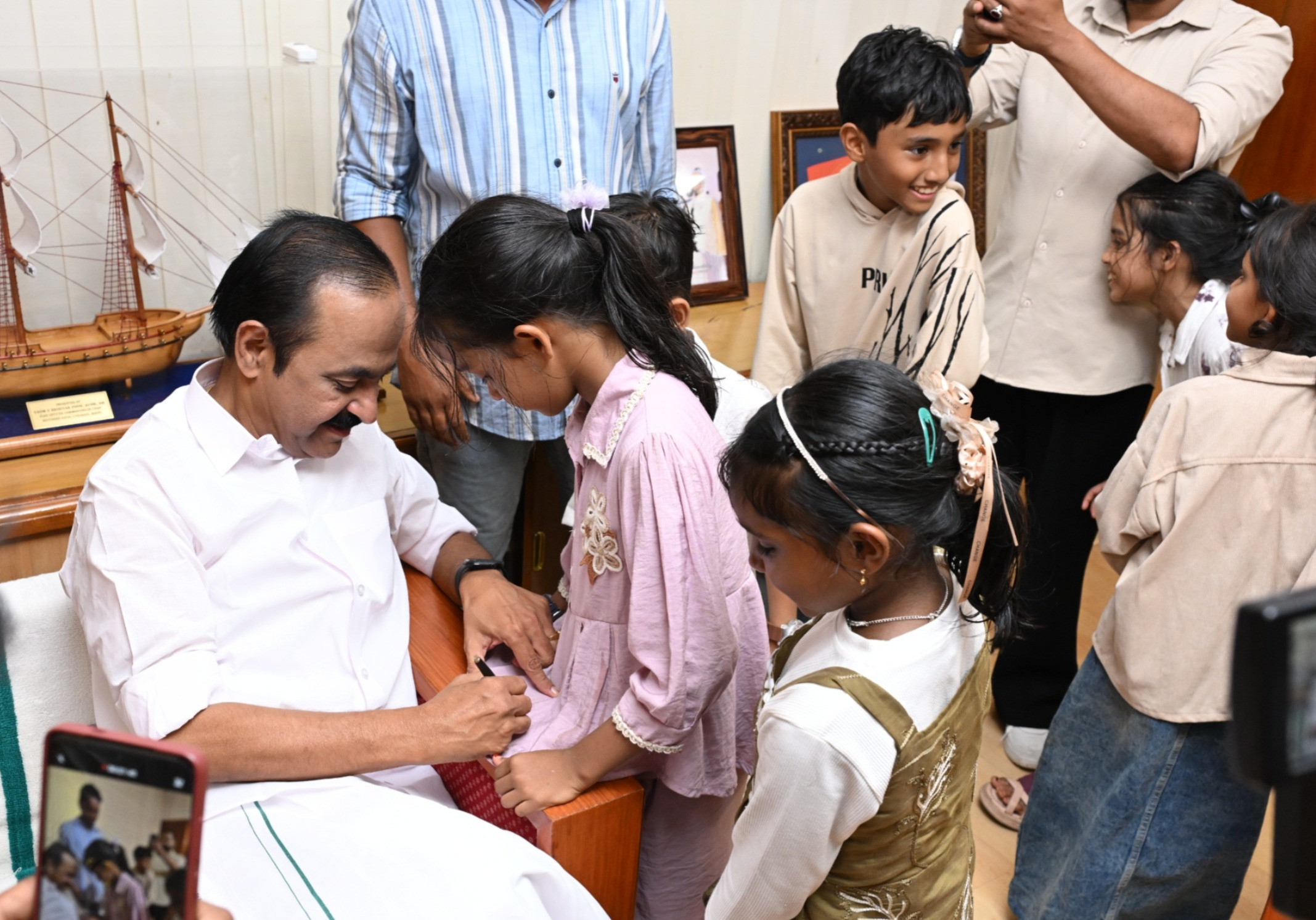 ഉടുപ്പിൽ മുഖ്യമന്ത്രിയുടെ ഒപ്പ് വേണം; ആശ നേടിയെടുത്ത് കുട്ടിക്കൂട്ടം