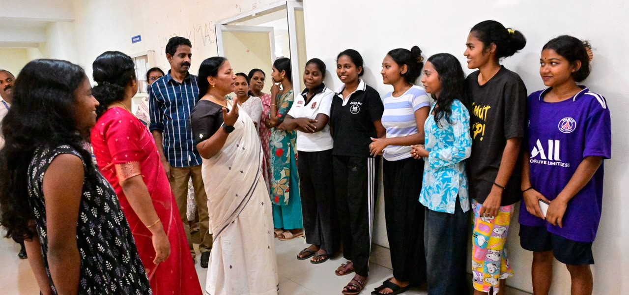ട്രൈബൽ കോംപ്ലക്സിലും എസ് ടി ഹോസ്റ്റലിലും മന്ത്രി കെ.എ. തുളസിയുടെ മിന്നൽ സന്ദർശനം