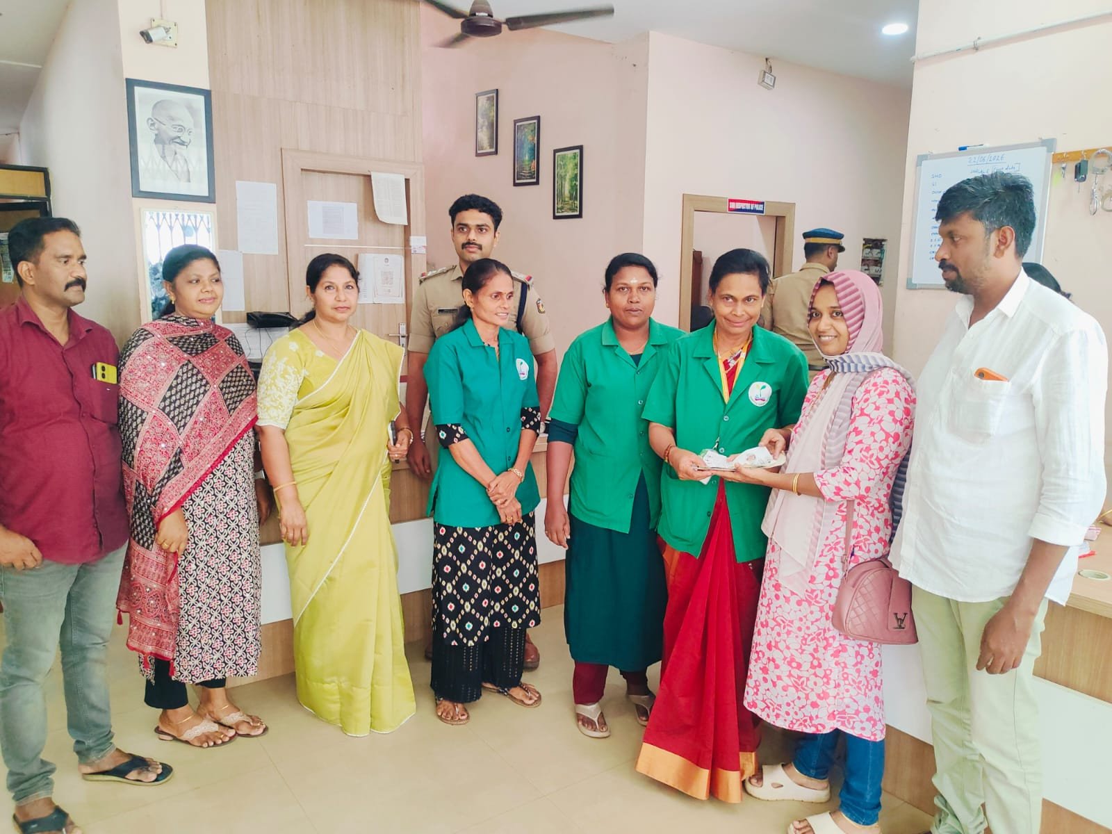 ഹരിത കർമസേന പ്രവർത്തക കണ്ടെത്തിയ സ്വർണാഭരണങ്ങൾ ഉടമയ്ക്ക് കൈമാറി
