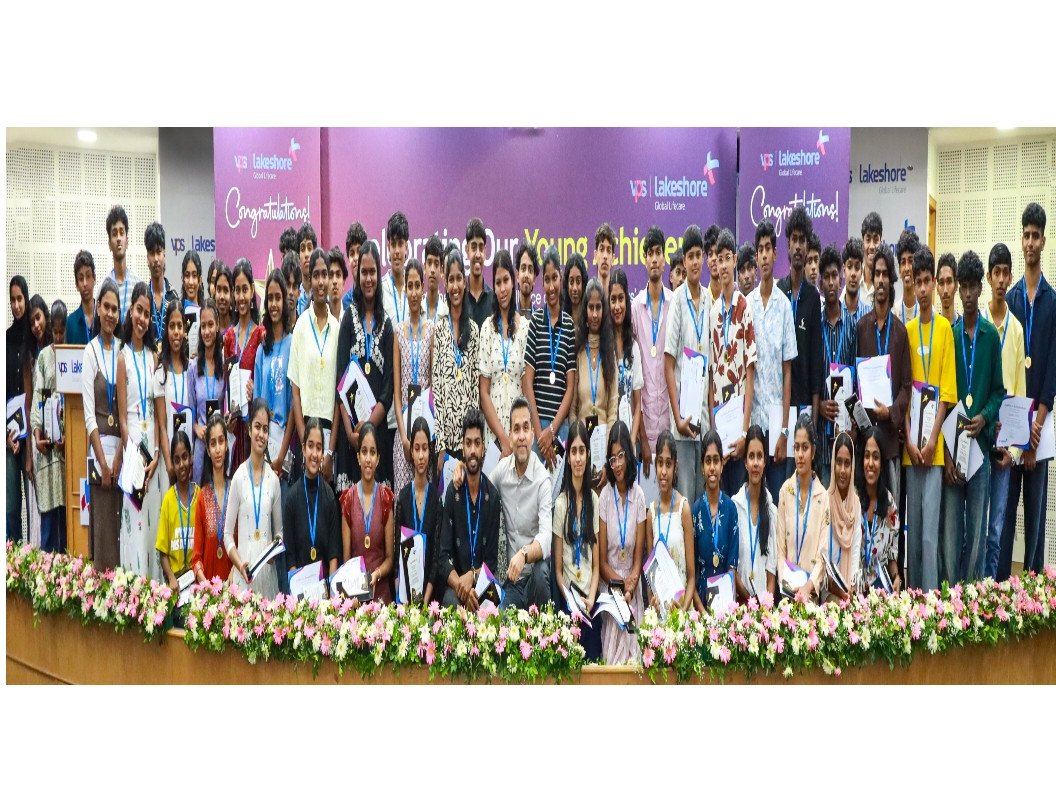 വിജയികൾക്ക് ആദരവുമായി വി.പി.എസ് ലേക്‌ഷോര്‍; കുട്ടികളെ ചേർത്തുപിടിച്ച് ചെയർമാൻ
