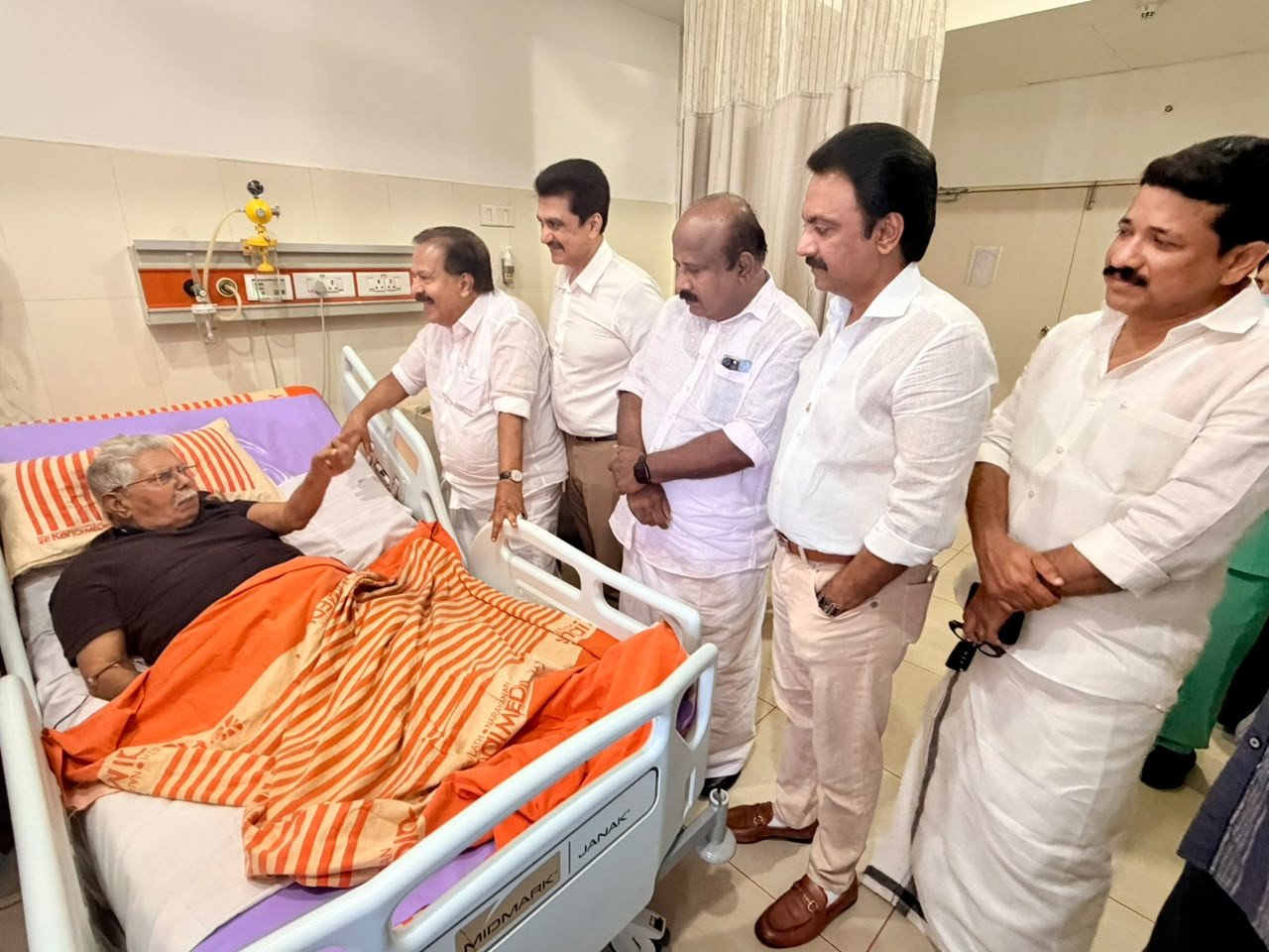 രമേശ് ചെന്നിത്തല വയലാര്‍ രവിയെ സന്ദര്‍ശിച്ചു