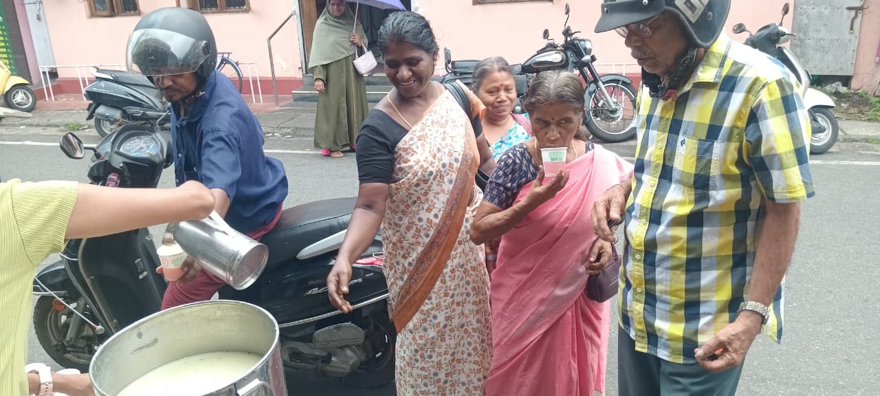 പൊരി വെയിലത്ത് യാത്രികർക്ക് ആശ്വാസമായി ജനകീയ ദാഹ പന്തൽ