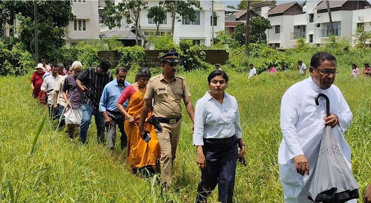 മൂലമ്പിള്ളി പാക്കേജ് : ജില്ലാകളക്ടർ തുതിയൂർ പുനരധിവാസ ഭൂമി സന്ദർശിച്ചു
