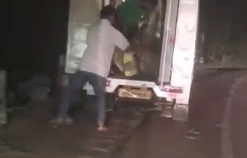 മാലിന്യം വഴിയിൽ തള്ളിയവരെ പിടികൂടി  25000 രൂപ പിഴ ഇടീച്ചു