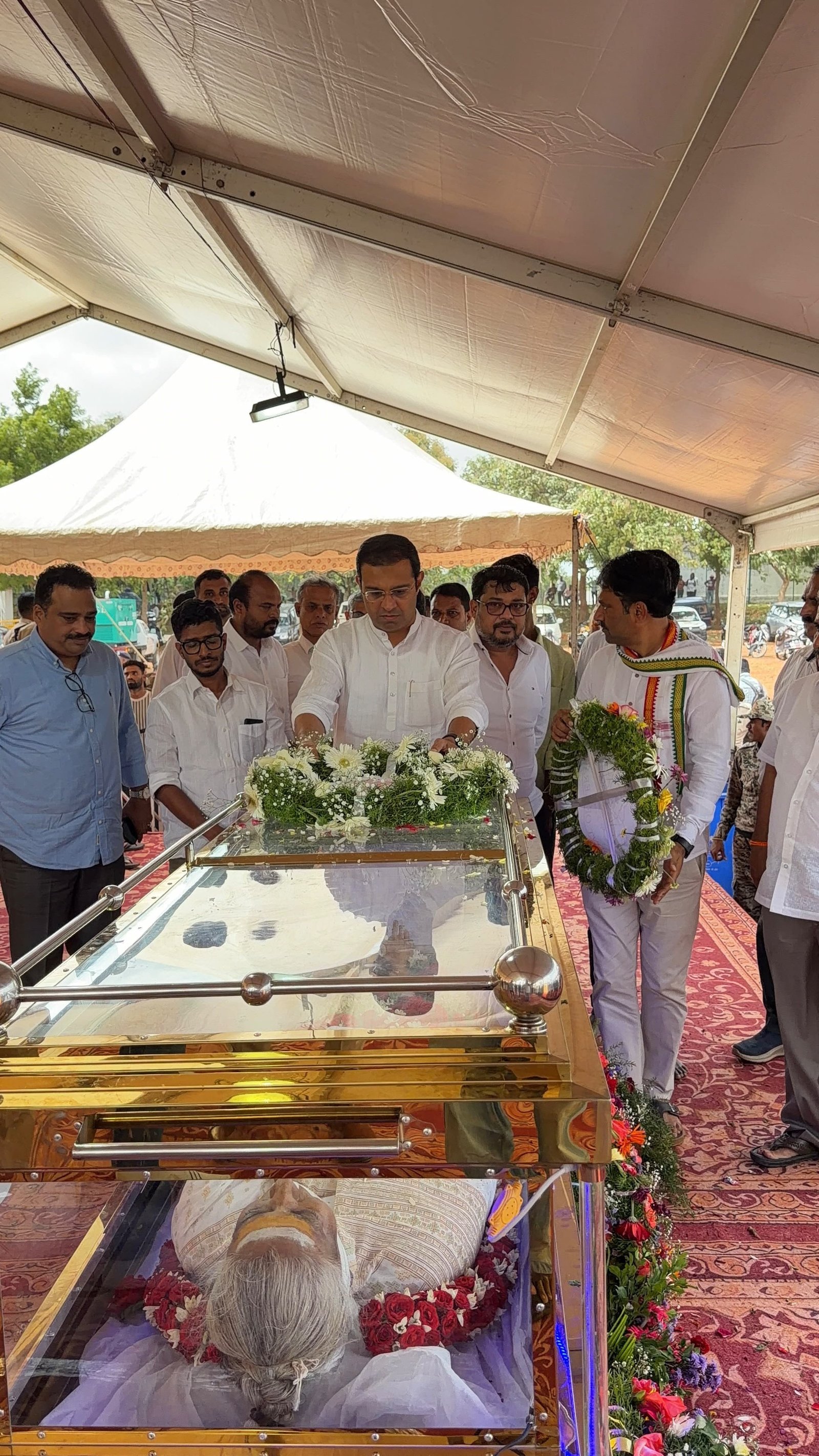 ജാനകിയമ്മക്ക് കേരളത്തിൻ്റെ ആദരം; അന്തിമോപചാരം അർപ്പിച്ച് മന്ത്രി റോജി.എം.ജോൺ
